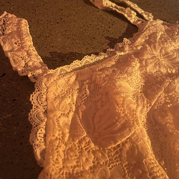 Light yellow lace going out top, size small - Picture 2 of 4